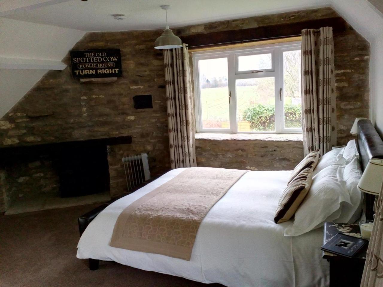 Bed and Breakfast The Old Spotted Cow Marston Meysey Екстер'єр фото